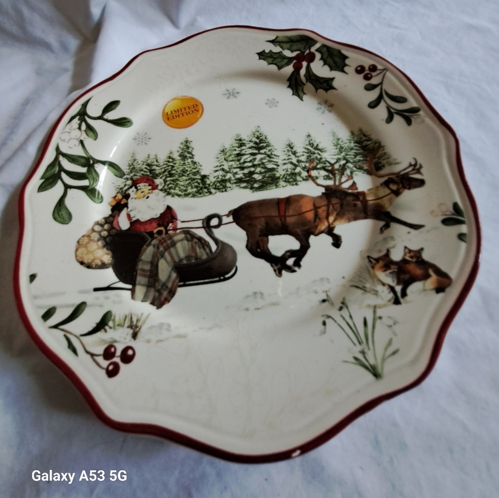 Better Homes and Gardens Santa In A Sleigh Salad/Dessert/Appetizer Plate - Picture 2 of 9